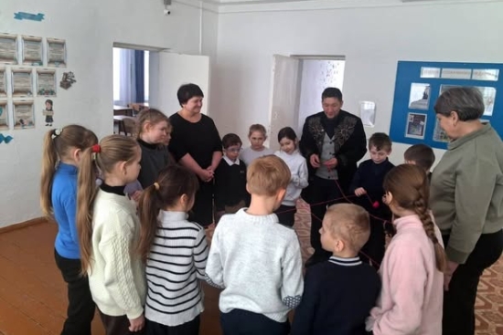 жоғары сынып оқушыларымен «Өзара ә В рамках плана декады «Территория позитивных смыслов» в школе прошло мероприятие «Я уникальный» в целях развития позитивного само восприятия и повышения самооценки. Педагогом-психологом проведены упражнения «Колесо ресур