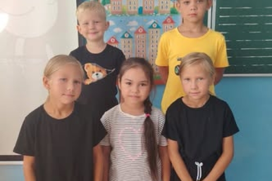 С 3 августа в КГУ «Нижнебурлукский Комплекс школа-ясли-сад» начала свою работу «Малышкина школа» для учащихся 1 класса. Главная цель занятий - помочь ребятам постепенно адаптироваться к школьной жизни, познакомиться с новой обстановкой, педагогами и однок