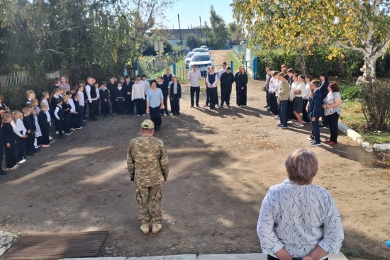 В нашей школе была проведена практическая тренировка по эвакуации учащихся и сотрудников. В ходе мероприятия участники отработали порядок действий при возникновении чрезвычайной ситуации: организованно покинули здание школы и проследовали к установленному